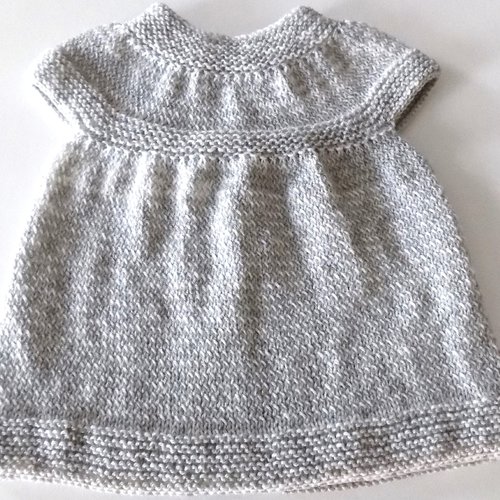 Layette , robe bébé tricotée main , coloris chiné beige/écru , prémas/naissance.