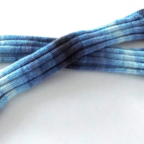 Jambières hautes pour femmes , tricotées main , coloris tons de bleu.
