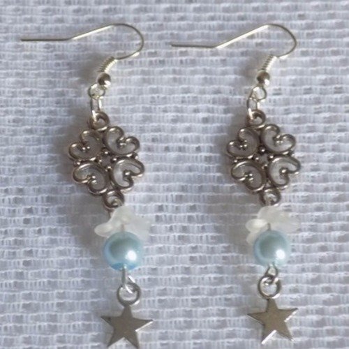 Boucles d'oreille argent blanc et bleu,perle de verre,connecteur ciselé,perle lucite.