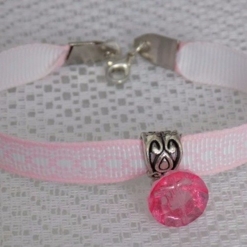 Bracelet enfant,ruban rose,breloque forme diamant.