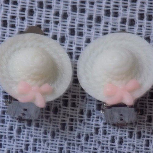Boucles d'oreille clips enfant,cabochon chapeau blanc.