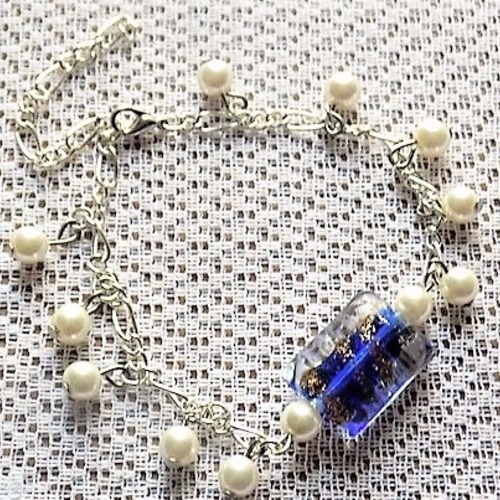 Bracelet argent,chaîne,perle de verre blanc nacré,perle lampwork coloris bleu avec incrustation de poudre d'or.