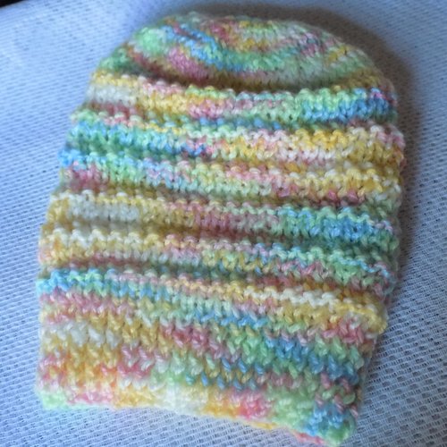 Bonnet bébé multicolore pastel, au tricot,taille 0 à 1 mois.