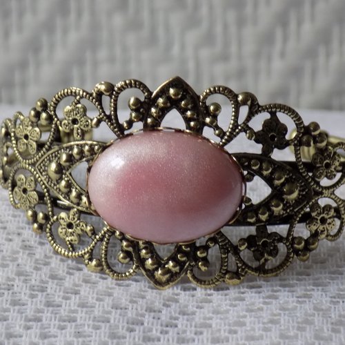 Bracelet jonc ,bronze et rose nacré,cabochon ovale en résine.