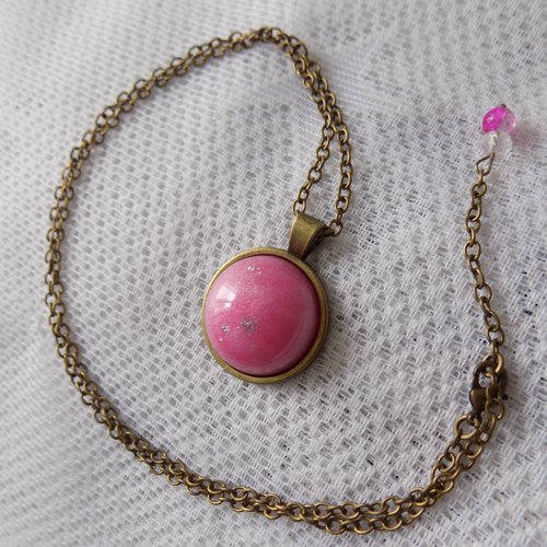 Collier pendentif bronze et rose,chaîne,cabochon en résine,perles de verre.
