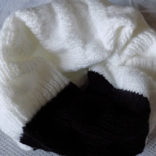 Tour de cou,snood blanc et noir au tricot.