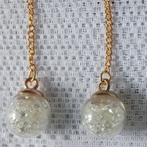 Boucles d'oreille pendantes,or et blanc,globe en verre garni de strass.