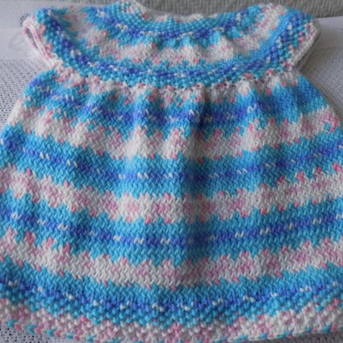 Robe bébé multicolore au tricot,taille naissance à 3 mois.