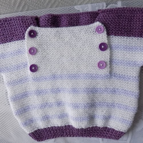 Pull bébé au tricot,coloris blanc,violet et mauve,taille 12/18 mois.