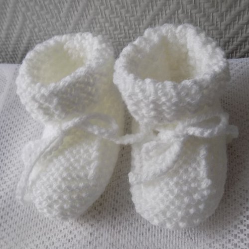 Chaussons bébé blancs au tricot,taille 9/12 mois.
