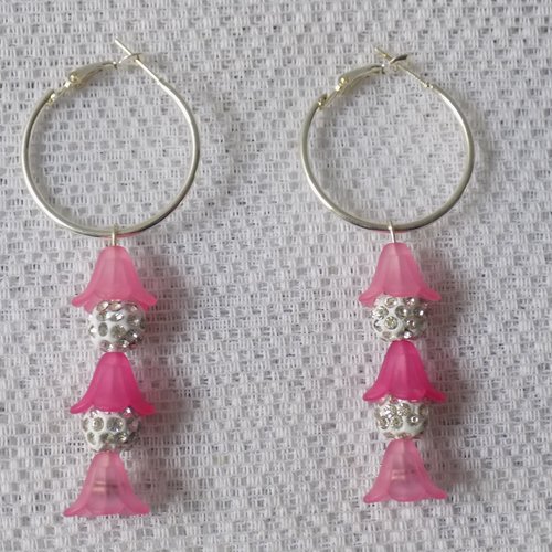 Boucles d'oreille créoles argent rose et blanc,perles lucite,perles shamballa.