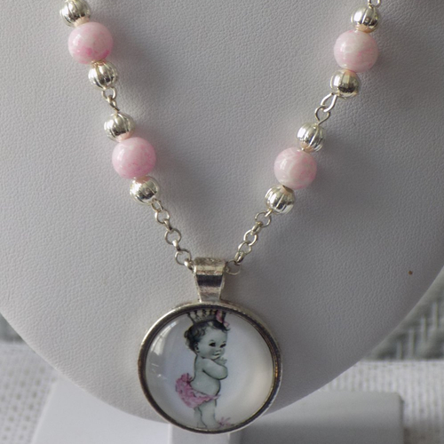  collier pendentif cabochon motif bébé perles de verre et perles métal coloris argent et rose.