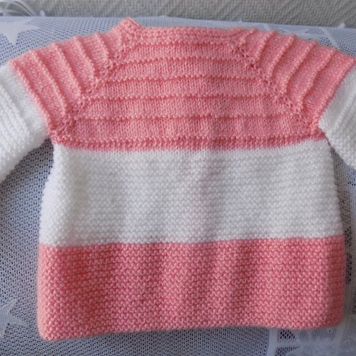 Gilet,brassière,pull bébé au tricot,rose et blanc,6/9 mois.