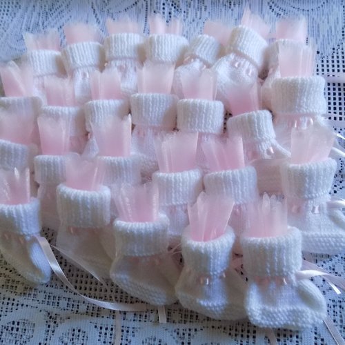 Commande réservée pour julie r, 25 petits chaussons contenants à dragées coloris blanc et rose.
