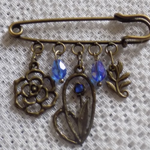Broche épingle ,bronze et bleue,perles cristal,breloques.