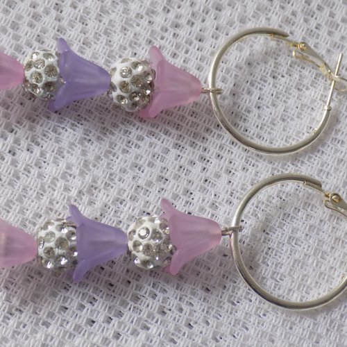 Boucles d'oreille, créoles, argent mauve et violet,perles fleur,perles shamballa blanches.