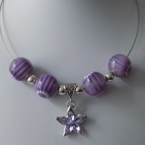 Collier ras du cou rigide gris,violet et blanc,grosses perles,pendentif fleur cristal.