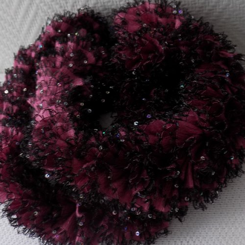 Tour de cou,écharpe laine fantaisie ruban froufrou,coloris vieux rose et noir,sequins argentés.