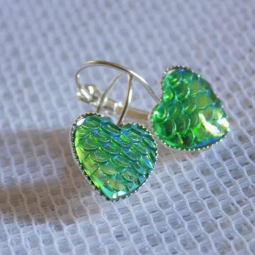 Boucles d'oreille dormeuses forme coeur,cabochon résine,motif écailles,coloris argent et vert.