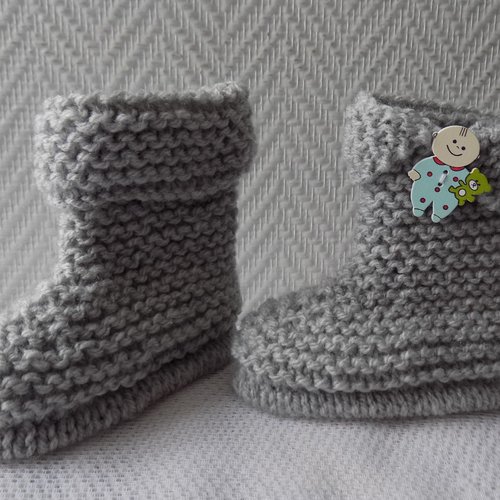 Bottes,bottons,chaussons bébé gris au tricot,bouton bois motif bébé.