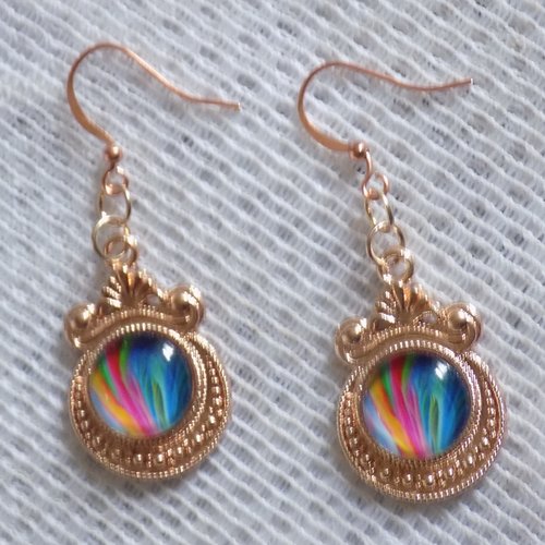 Boucles d'oreille pendantes,pendentif ciselé,cabochon en verre,coloris or rose et multicolore.