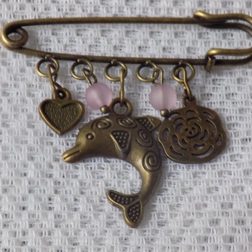 Broche épingle,coloris bronze et rose,perles de verre,pendentif dauphin.
