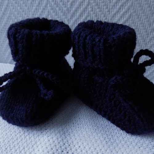 Paire de chaussons bébé au tricot,coloris bleu marine,taille 18/24 mois.