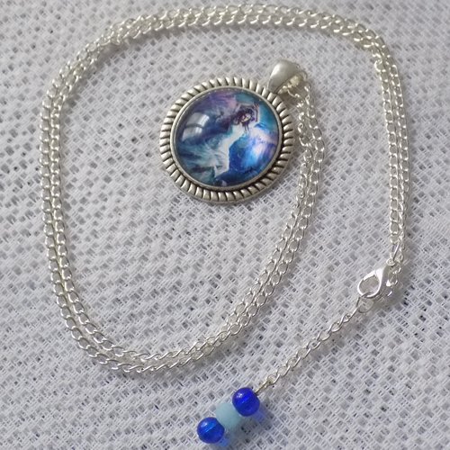 Collier pendentif,chaîne,perles de verre,cabochon verre motif fée,coloris argent,bleu.