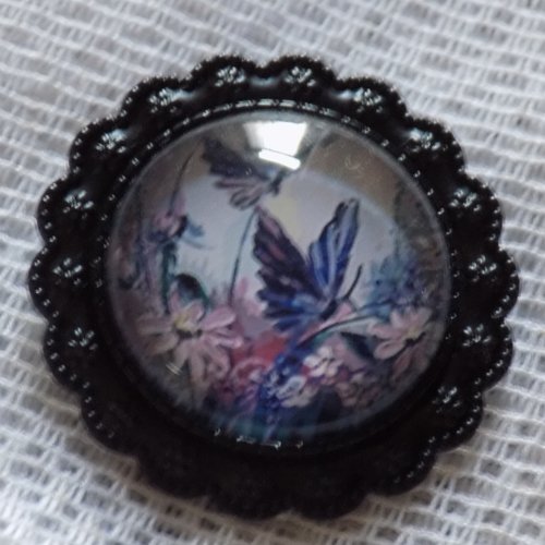 Broche ronde noire,support dentelle petites fleurs,cabochon verre,motif papillons mauves.