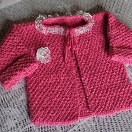 Veste,gilet bébé rose et blanc réalisé main au tricot,taille 9/12 mois.