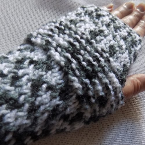 Paire de mitaines réalisée main au tricot,coloris noir,gris,blanc.