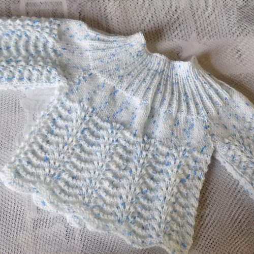 Brassière,gilet bébé réalisé main au tricot,coloris blanc,chiné bleu,taille 6/9 mois.