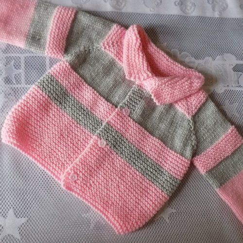 Gilet,pull bébé réalisé main au tricot,coloris rose et gris,taille 12/18 mois.