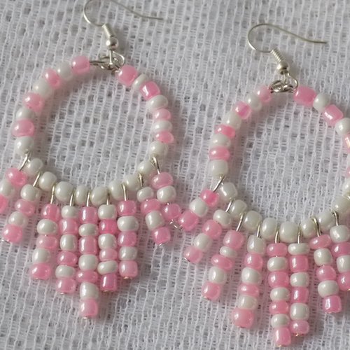 Boucles d'oreille créoles argent,petites perles de verre,2 coloris disponibles:blanc rose ou blanc bleu.