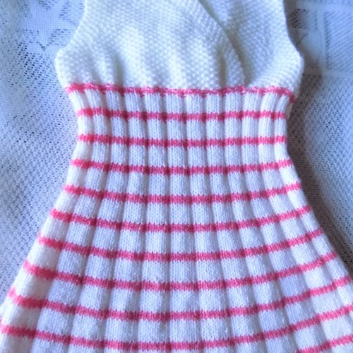 Robe plissée au tricot pour bébé,coloris blanc,rayé rose,taille 6/9 mois.