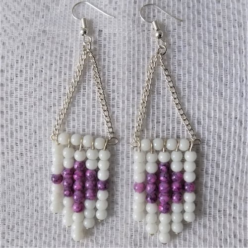 Boucles d'oreille pendantes,argent,blanc,violet,chaînettes,perles de verre.