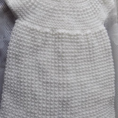 Robe blanche pour bébé réalisée main au tricot,taille 9 à 12 mois.