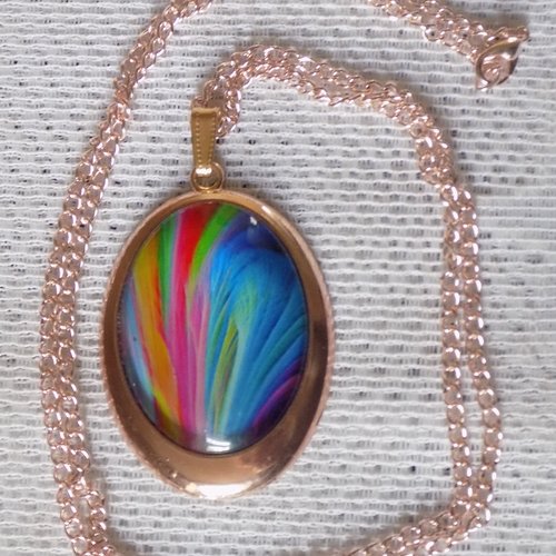 Collier sautoir pendentif ovale,coloris or rose et multicolore.