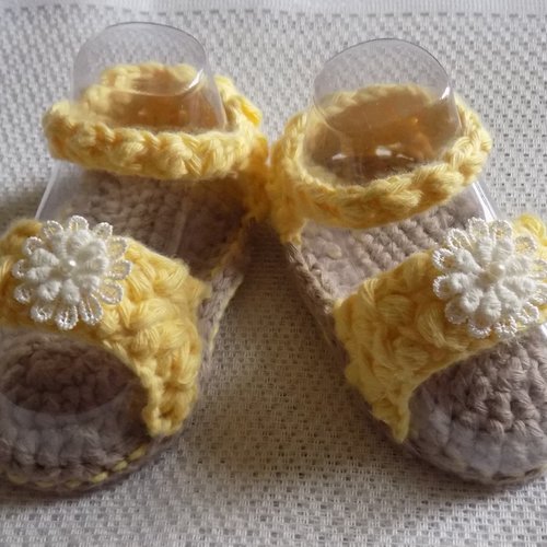 Sandales,chaussures bébé, jaune et beige, réalisées au crochet,taille 3/6 mois.