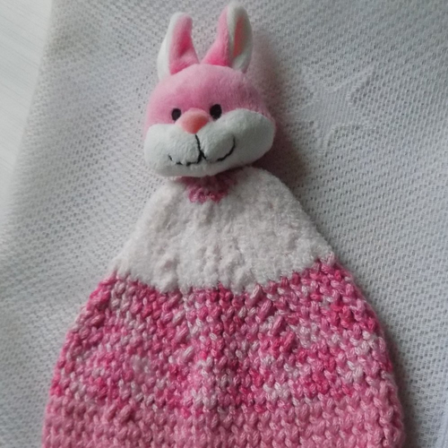 Bonnet à peluche enfant ,motif lapin ,coloris rose et blanc , taille 18/24 mois.
