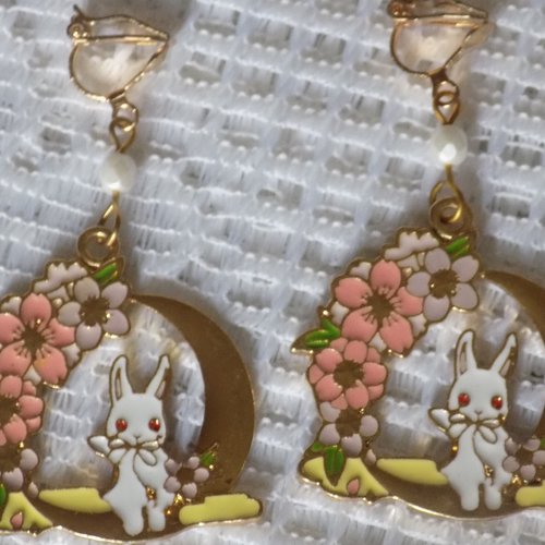 Boucles d'oreille clips dorées ,perle de verre , pendentif lapin blanc , fleurs roses.