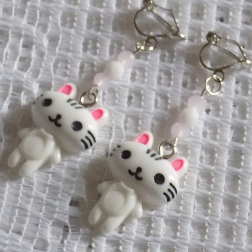 Boucles d'oreille clips argent pour enfant ,perles de verre , pendentif chat kawaii blanc.