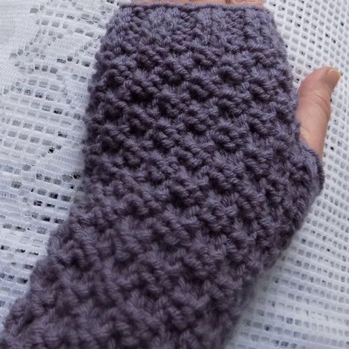 Paire de mitaines réalisée à la main au tricot , coloris lilas.