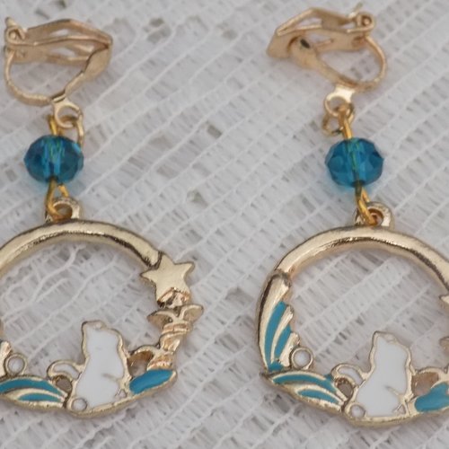Boucles d'oreille clips , perle de verre , pendentif créole , motif chaton , coloris or , bleu ,blanc.
