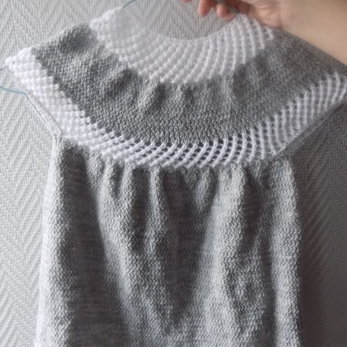 Robe pour bébé , fait main au tricot ,coloris gris et blanc , taille 12/15 mois.