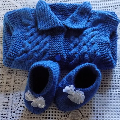 Ensemble robe et chaussons bébé , au tricot , coloris bleu roy , taille 3/6 mois.