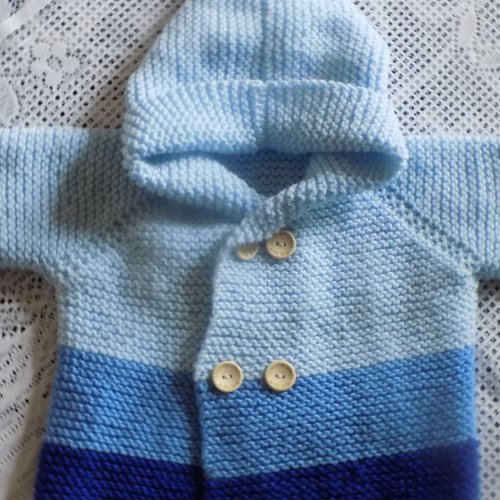 Manteau , gilet à capuche pour bébé réalisé main au tricot , coloris 3 tons de bleu , t:6/9 mois.