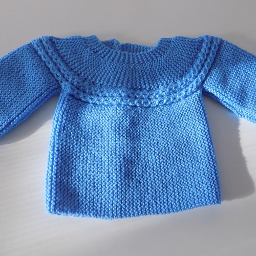 Brassière bébé tricotée main coloris bleu taille naissance/1 mois.