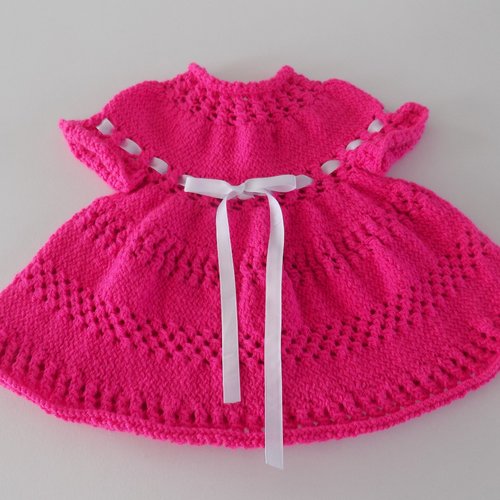 Robe rose bébé tricotée main , taille 3 / 6 mois.