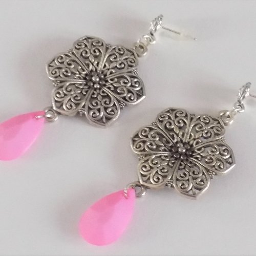 Boucles d'oreille pendantes fleur , coloris argent vieilli et rose.